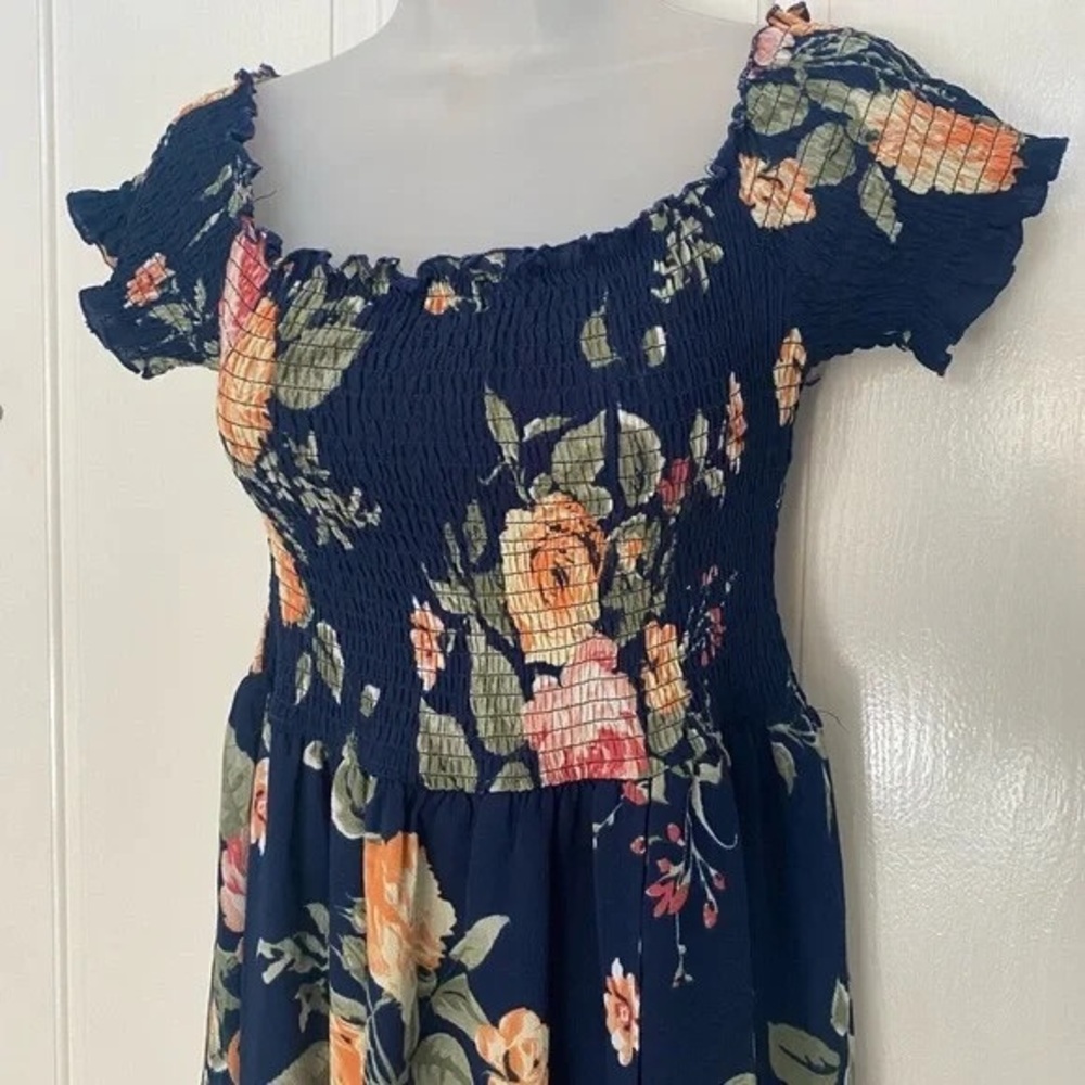 LIKE NEW Rue21 Navy Floral‎ Smocked Top, would fit L-XXL